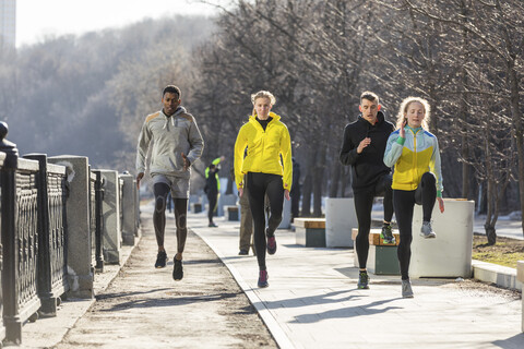 Freunde beim Sport auf der Promenade in der Stadt, lizenzfreies Stockfoto