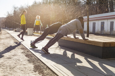 Freunde beim Sport auf der Promenade in der Stadt - WPEF00306