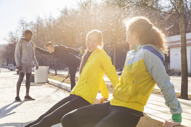 Freunde beim Sport auf der Promenade in der Stadt - WPEF00308