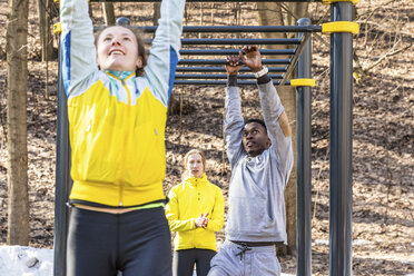 Freunde beim Training am Klettergerüst in einem Park - WPEF00319