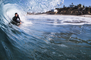 Mann beim Surfen im Meer, Encinitas, Kalifornien, USA - ISF02502