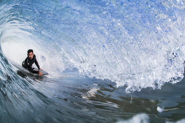 Mann beim Surfen im Meer, Encinitas, Kalifornien, USA - ISF02503