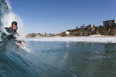 Mann beim Surfen im Meer, Encinitas, Kalifornien, USA - ISF02504