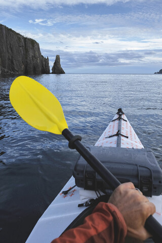 Blickwinkel eines Kajakfahrers beim Seekajakfahren, Trinity Bay, Neufundland, Kanada, lizenzfreies Stockfoto