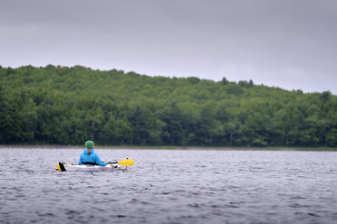 Kajakfahrer beim Kajakfahren, Kejimkujik Lake, Nova Scotia, Kanada - ISF02510