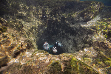 Mann in Unterwasserhöhle mit Kamera - ISF02525