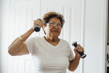 Woman using dumbbells - ISF02542