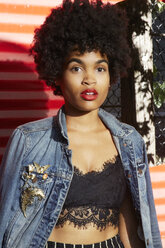 Urbanes Porträt einer jungen Modebloggerin mit Afro-Haar, New York, USA - ISF02547