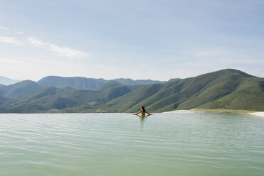 Frau entspannt sich in einer Thermalquelle, Hierve el Agua, Oaxaca, Mexiko. - ISF02570