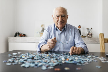 Älterer Mann beim Puzzeln - JRFF01680