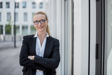 Portrait of smiling businesswoman - DIGF04492