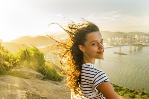 Mädchen am Aussichtspunkt bei Sonnenuntergang, Rio de Janeiro, Brasilien - ISF02621