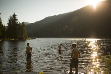 Drei Teenager stehen im See, Rückansicht - ISF02640