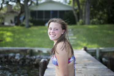 Porträt eines lächelnden Mädchens auf einem Bootssteg - ISF02646