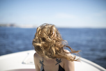 Frau auf Boot, Haare wehen im Wind, Gesicht verdeckt - ISF02647