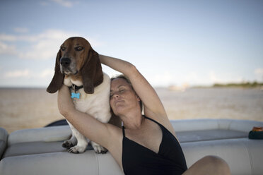 Frau und Hund entspannen sich auf einem Boot - ISF02670