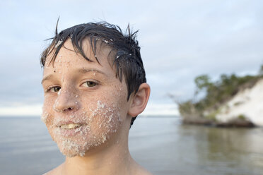 Junge mit Sand im Gesicht - ISF02674