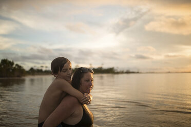 Mutter und Sohn stehen am Meer, Destin, Florida - ISF02676