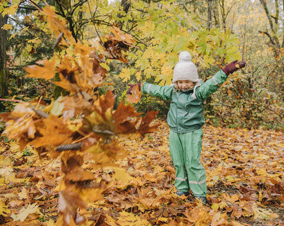 Mädchen spielt mit Herbstblättern - ISF02688