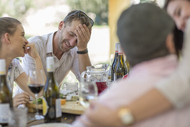 Familie beim gemeinsamen Mittagessen im Freien - ISF02768