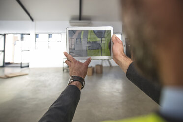 Mann fotografiert leeren Büroraum mit digitalem Tablet - ISF02782