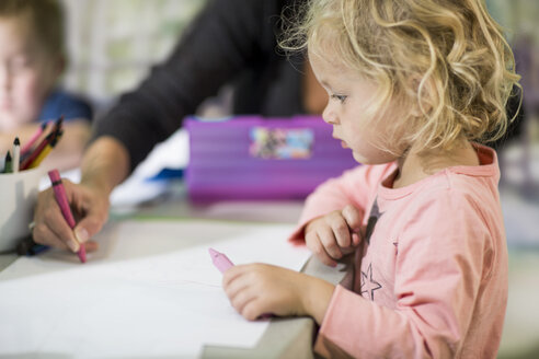 Teacher teaching girl to draw - ISF02879