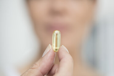 Frau hält Pille - ISF02907