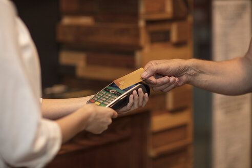 Ausschnitt eines Kunden beim kontaktlosen Bezahlen - ISF02919