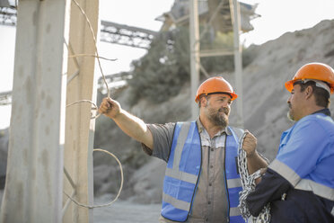 Zwei Steinbrucharbeiter im Steinbruch, im Gespräch - ISF02935