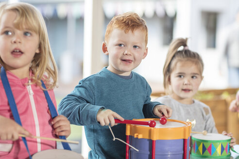 Kleine Kinder spielen mit Musikinstrumenten - ISF02956