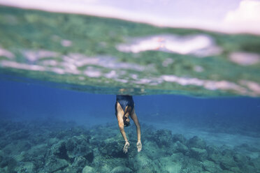 Unterwasseransicht einer Frau, die ins Wasser taucht, Oahu, Hawaii, USA - ISF02982
