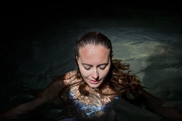 Frau im Wasser in Höhle, Augen geschlossen, Oahu, Hawaii, USA - ISF02989