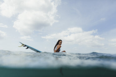 Blick von oben auf eine Frau auf einem Surfbrett, die in die Kamera schaut, Oahu, Hawaii, USA - ISF02991