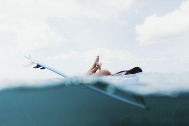 Oberflächenansicht einer auf einem Surfbrett liegenden Frau, Oahu, Hawaii, USA - ISF02992