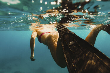 Unterwasseransicht einer Frau mit Schwimmflosse, Oahu, Hawaii, USA - ISF02995
