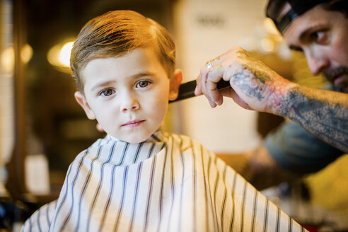 Friseur beim Kämmen der Haare eines Jungen - ISF03005