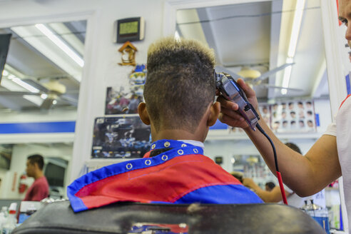 Friseurin schneidet Teenagern die Haare im Friseursalon - ISF03029