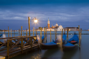 Langzeitbelichtung einer Gondel bei Nacht, Venedig, Venetien, Italien, Europa - ISF03057