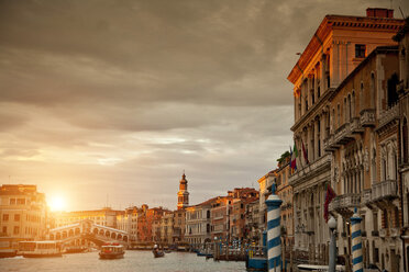 Gondel auf Kanal bei Sonnenuntergang, Venedig, Venetien, Italien, Europa - ISF03058