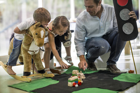 Lehrerin unterrichtet Kinder in Verkehrssicherheitsregeln, lizenzfreies Stockfoto