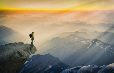 Bergsteiger steht am Rande eines Berges und betrachtet die Aussicht, Courmayeur, Aostatal, Italien, Europa - ISF03167