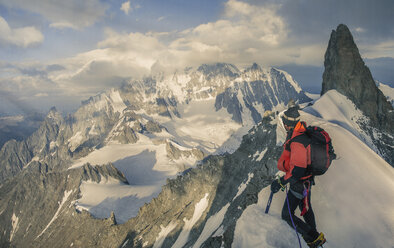 Bergsteiger auf dem Rochefort-Grat mit Blick auf den Mont Blanc, Courmayeur, Aosta-Tal, Italien, Europa - ISF03169