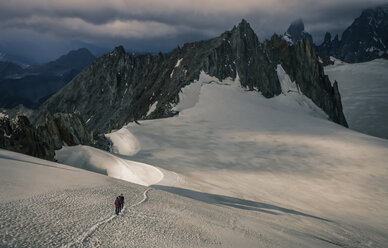 Bergsteiger auf dem Gletscher Mer de Glace im Mont-Blanc-Massiv, Courmayeur, Aostatal, Italien, Europa - ISF03170