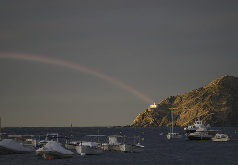 Regenbogen über dem Meer, Costa Brava, Spanien - ISF03172