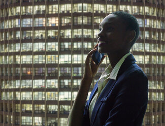 Geschäftsfrau beim Telefonieren, Fassade des Nachbargebäudes im Hintergrund - ISF03215