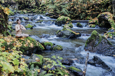 Frau in Verbindung mit der Natur - ISF03242