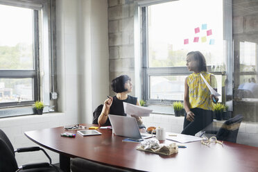 Zwei Frauen arbeiten in einem Besprechungsraum zusammen und machen ein Brainstorming - ISF03272