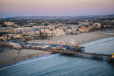 Pier und Strand mit Vergnügungspark, hoher Winkel, Santa Monica, Kalifornien, USA - ISF03348