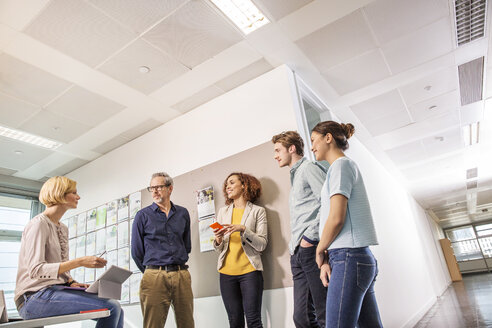 Digitales Designteam bei einer Besprechung im Büro - ISF03394