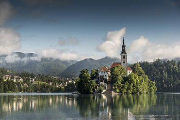 Blick auf die Kirche auf der Insel Bled, Bleder See, Slowenien - ISF03450